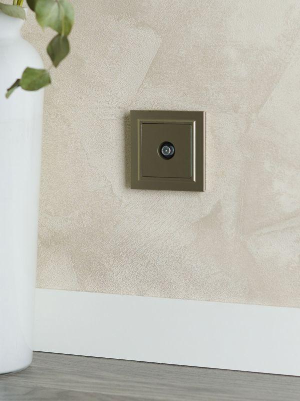  Розетка телевизионная проходная TV СП Brite РТВ10-0-БрШ механизм шампань IEK BR-A10-P-K37 фото в каталоге от BTSprom.by