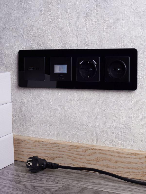  Рамка 4-м BRITE РУ-4-2-Бр стекло черн. RE IEK BR-M42-G-41-K02 фото в каталоге от BTSprom.by