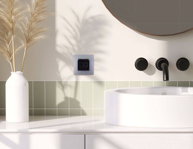  Розетка 1-м СП Etika 16А IP44 250В с заземл. со шторками с защ. крышкой безвинтов. зажимы алюм. IEK 672426 фото в каталоге от BTSprom.by