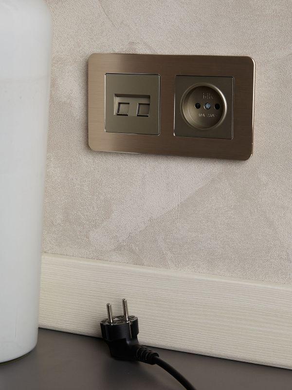  Розетка СП BRITE РСш10-2-БрШ 10А без заземл. защ. шторки механизм шампань IEK BR-R13-10-K37 фото в каталоге от BTSprom.by