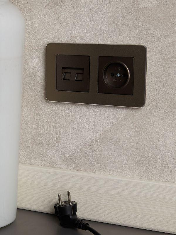  Розетка СП BRITE РСш10-2-БрТБ 10А без заземл. защ. шторки механизм бронза IEK BR-R13-10-K45 фото в каталоге от BTSprom.by