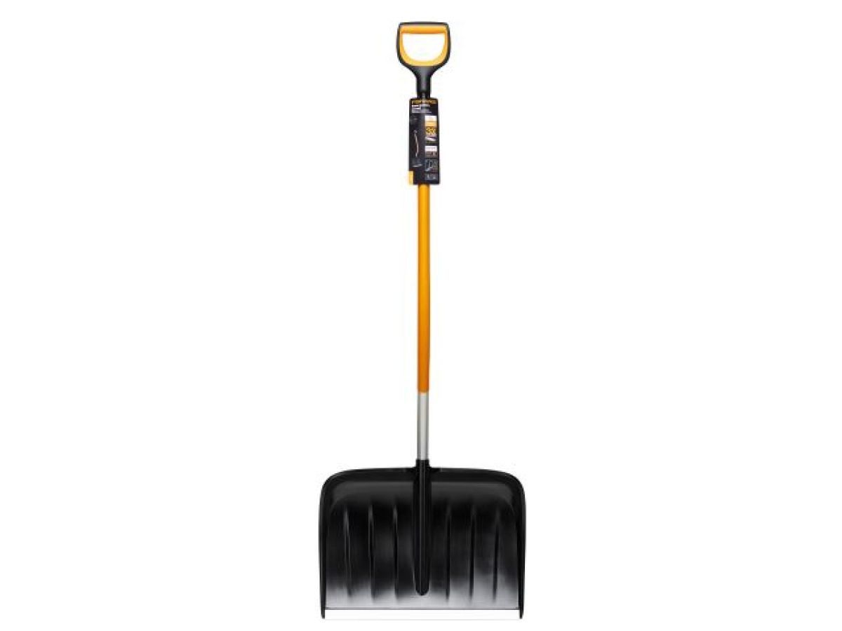 скрепер для снега c изогнутой ручкой x-series fiskars (длина: 1530мм, ширина: 533мм.) 1057186 от BTSprom.by