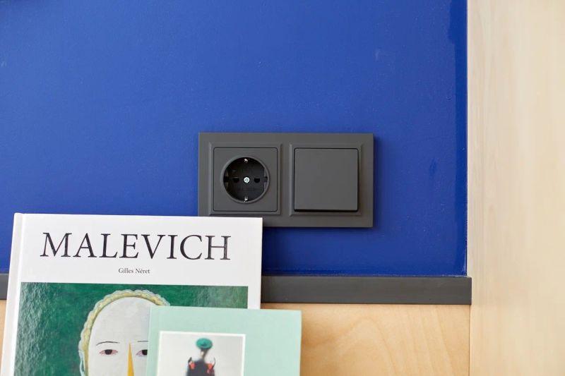  Розетка 1-м СП BRITE РС14-1-0-БрГ 16А с заземл. защ. шторки механизм графит IEK BR-R14-16-K53 фото в каталоге от BTSprom.by