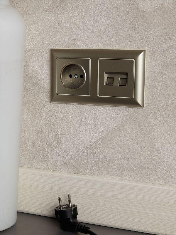  Рамка 2-м BRITE РУ-2-Бр беж./шампань IEK BR-M22-12-3-K10 фото в каталоге от BTSprom.by