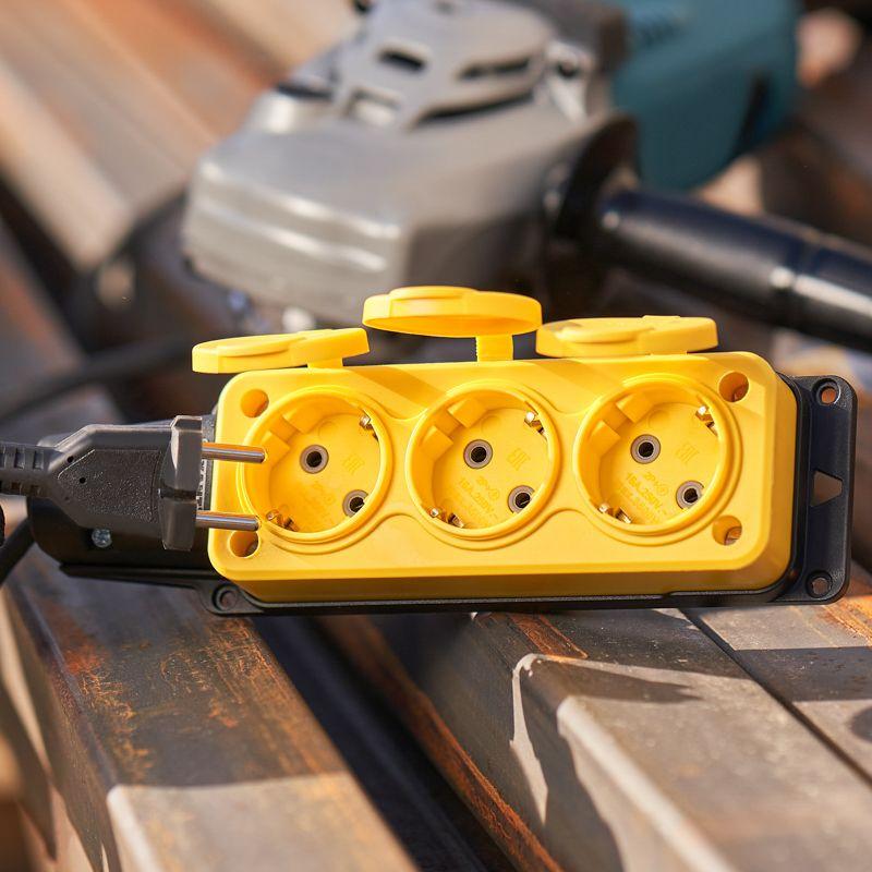  Розетка штепсельная трехместная влагозащищенная с заземл. 16А IP54 каучук желт. Rexant 111-126 фото в каталоге от BTSprom.by