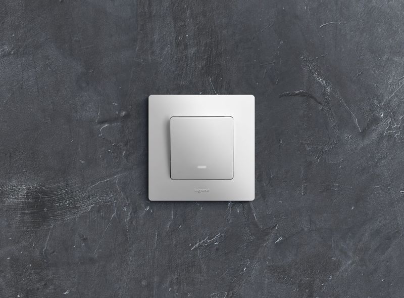  Выключатель 1-кл. СП Etika 10А IP20 250В 10AX с подсветкой/индикацией безвинтов. зажимы механизм бел. IEK 672203 фото в каталоге от BTSprom.by