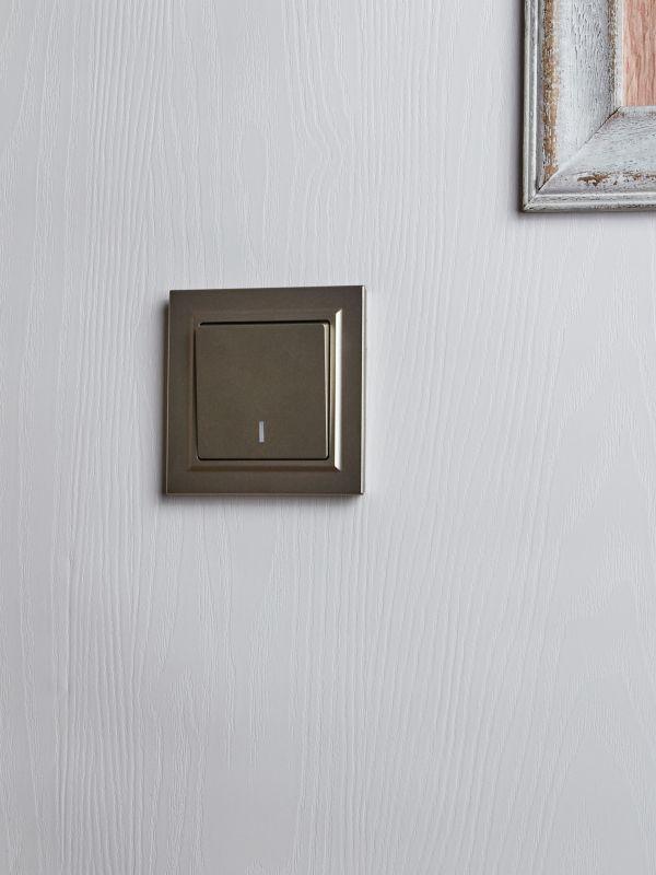  Выключатель проходной 1-кл. СП BRITE ВС10-1-7-БрШ 10А с индик. механизм шампань IEK BR-V12-1-10-K37 фото в каталоге от BTSprom.by