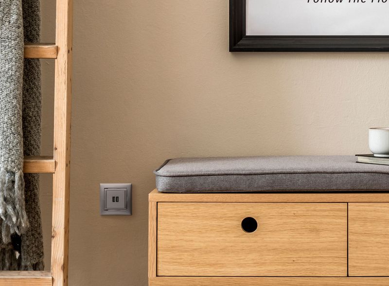  Розетка USB 2-м СП Valena алюм. IEK 770270 фото в каталоге от BTSprom.by