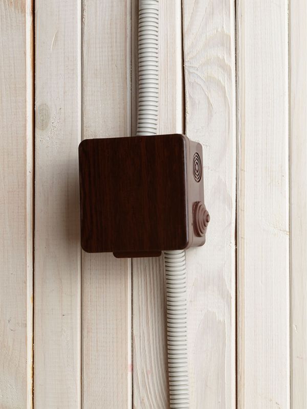  Коробка распаячная ОП КМ 80х80х50 IP54 откид. крышка 7 вводов дуб IEK UKO31-080-080-050-K24-54 фото в каталоге от BTSprom.by