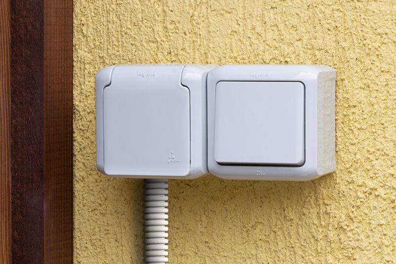 блок оп выключатель + розетка с заземл. защ. шторки ip44 quteo сер. leg 782348 от BTSprom.by