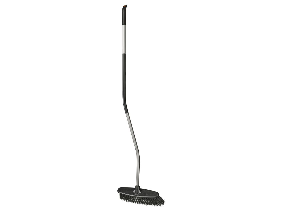 метла с s-образ. ручкой ergonomic fiskars 1077114 от BTSprom.by
