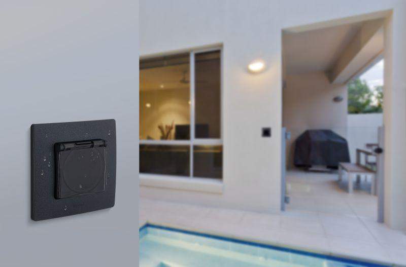  Розетка 1-м СП Etika 16А IP44 250В с заземл. со шторками с защ. крышкой безвинтов. зажимы антрацит IEK 672626 фото в каталоге от BTSprom.by