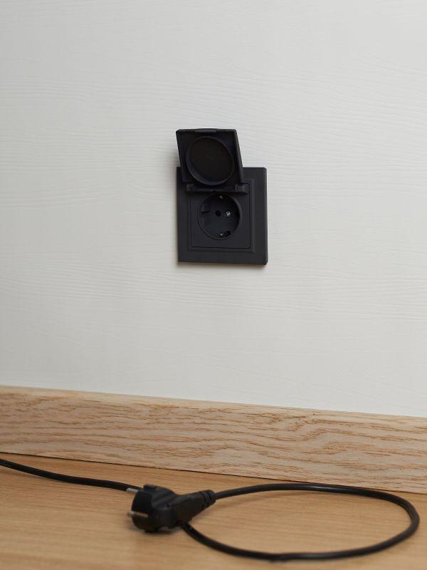  Розетка BRITE РСбш10-3-44-БрГ 16А IP44 с заземл. защ. шторки с крышкой механизм графит IEK BR-R16-16-44-K53 фото в каталоге от BTSprom.by