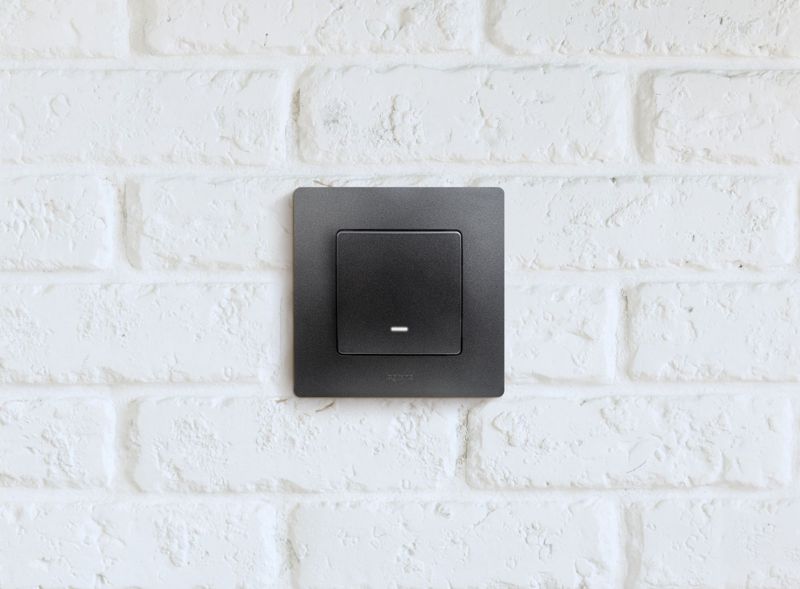  Выключатель 1-кл. СП Etika 10А IP20 250В 10AX с подсветкой/индикацией авт. зажимы механизм антрацит IEK 672603 фото в каталоге от BTSprom.by