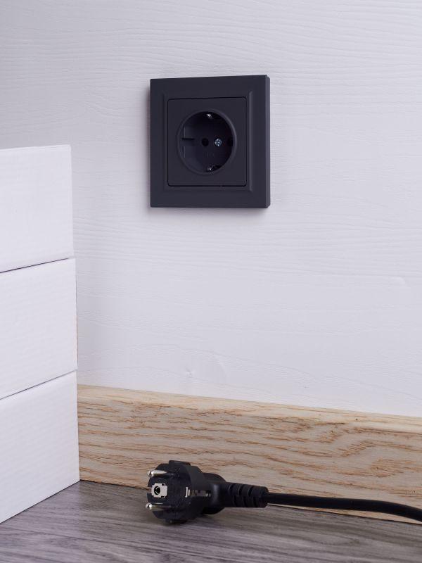  Розетка СП BRITE РСР14-1-0-БрГ 16А в сборе с заземл. защ. шторки графит IEK BR-R14-16-K53-F фото в каталоге от BTSprom.by