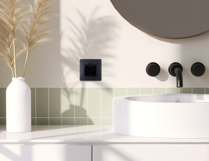  Розетка 1-м СП Etika 16А IP44 250В с заземл. со шторками с защ. крышкой безвинтов. зажимы антрацит IEK 672626 фото в каталоге от BTSprom.by