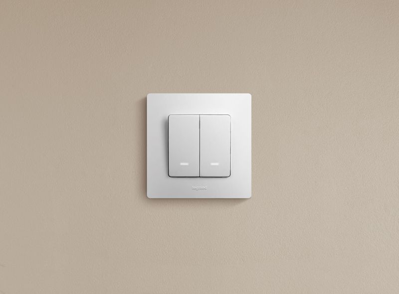  Выключатель 2-кл. СП Etika 10А IP20 250В 10AX с подсветкой/индикацией безвинтов. зажимы механизм бел. IEK 672204 фото в каталоге от BTSprom.by