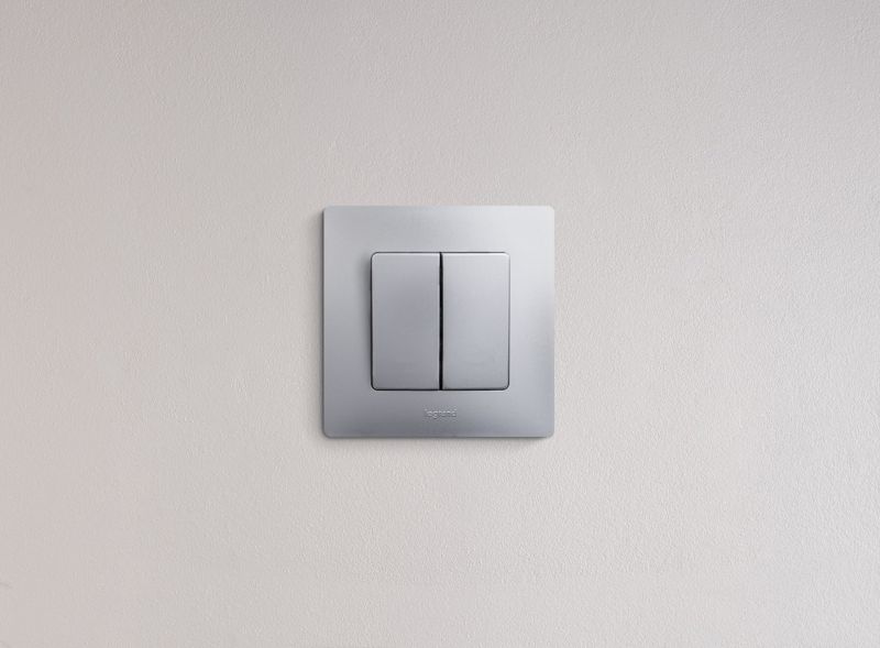  Выключатель 2-кл. СП Etika 10А IP20 250В 10AX авт. зажимы механизм алюм. IEK 672402 фото в каталоге от BTSprom.by