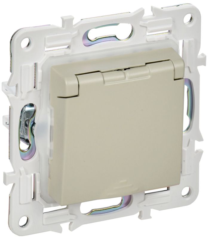 розетка 1-м skandy 16а ip44 с заземл. защ. шторки с крышкой sk-r11b беж. iek sk-r16-16-44-k10 от BTSprom.by