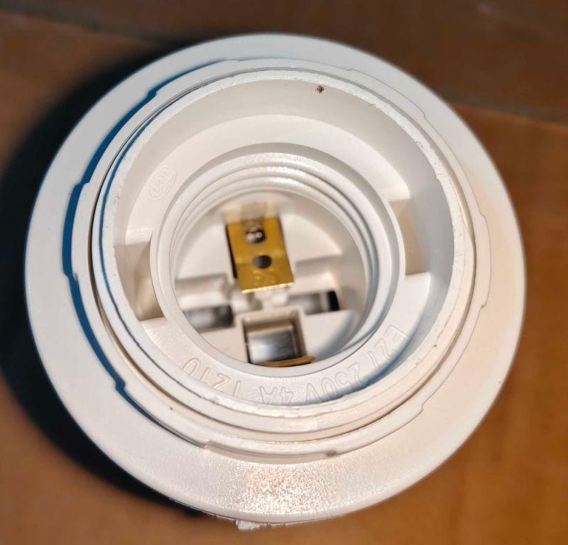  Патрон резьбовой V03-P-WR-E27 E27 220В 4А с кольцом под лампу пласт. Volsten 12216 фото в каталоге от BTSprom.by