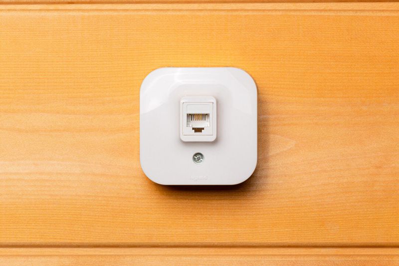  Розетка телефонная 1-м ОП Quteo RJ11 бел. IEK 782214 фото в каталоге от BTSprom.by