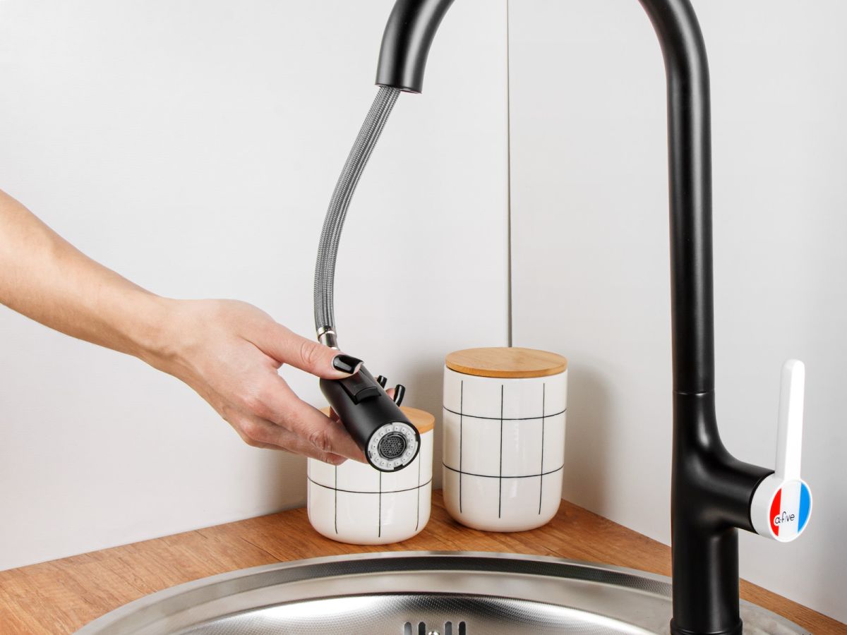  Смеситель для кухни (Lt) D35, серия Rose черный + белый, a-five (J-излив: длина 208 мм, высота 285 мм, вытягивающийся двухрежимный) A5-0825 фото в каталоге от BTSprom.by