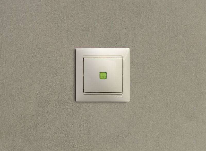  Выключатель 1-кл. СП Valena 10А IP31 250В с зел. индикацией механизм сл. кость IEK 774310 фото в каталоге от BTSprom.by