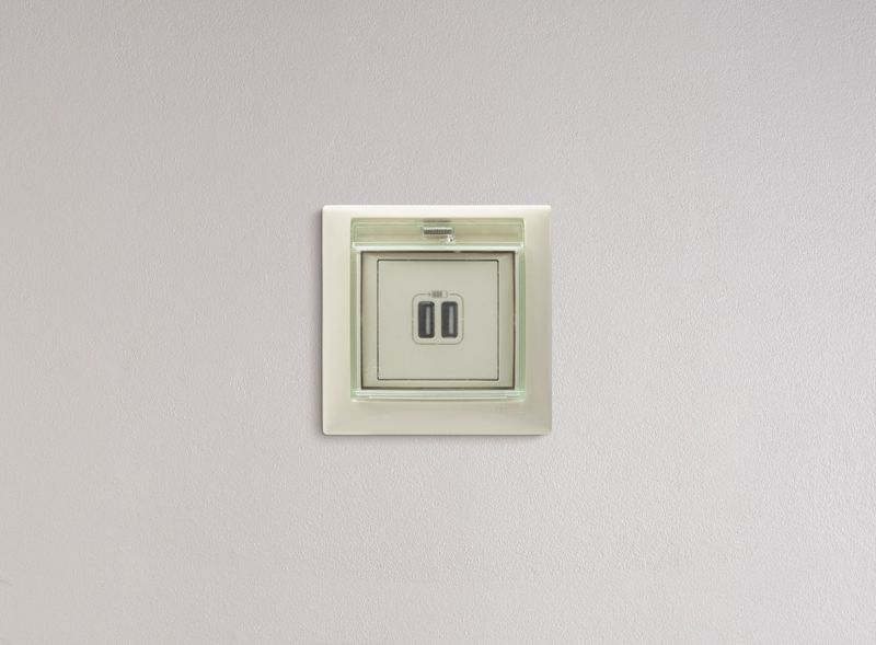  Розетка USB 2-м СП Valena сл. кость IEK 774170 фото в каталоге от BTSprom.by