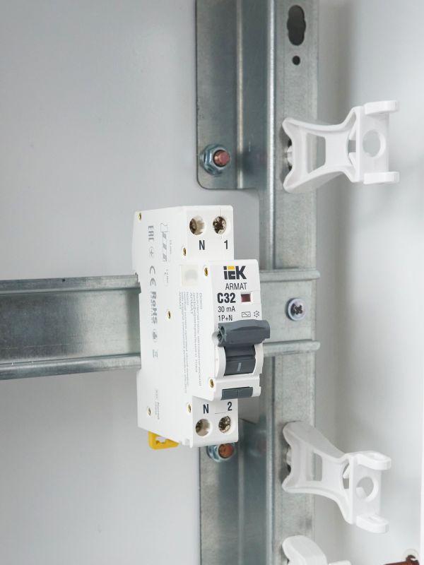  Выключатель автоматический дифференциального тока 2п (1P+N) C 32А 30мА тип AC АВДТ B06S 18мм ARMAT IEK AR-B06S-1N-C32C030 фото в каталоге от BTSprom.by