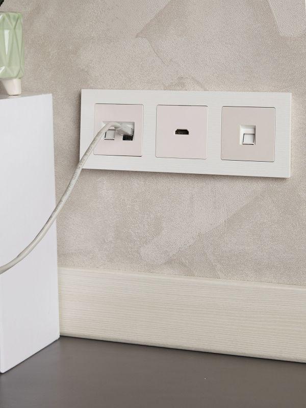  Рамка 3-м BRITE РУ-3-Бр бел. рифленый IEK BR-M32-51-K01 фото в каталоге от BTSprom.by