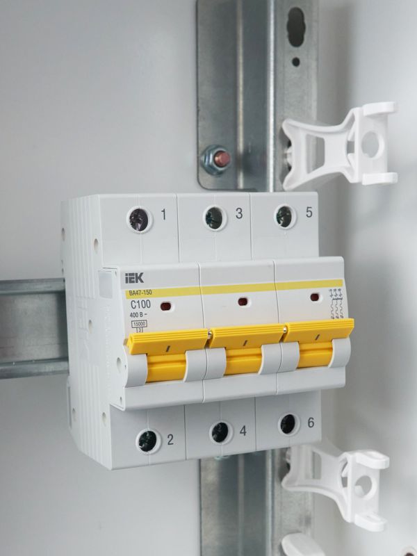  Выключатель автоматический модульный 3п C 100А 15кА ВА47-150 KARAT IEK MVA50-3-100-C фото в каталоге от BTSprom.by