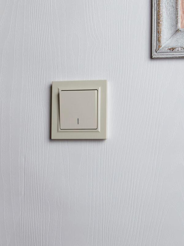  Выключатель проходной 1-кл. СП BRITE ВС10-1-7-БрКр 10А с индик. механизм беж. IEK BR-V12-1-10-K10 фото в каталоге от BTSprom.by