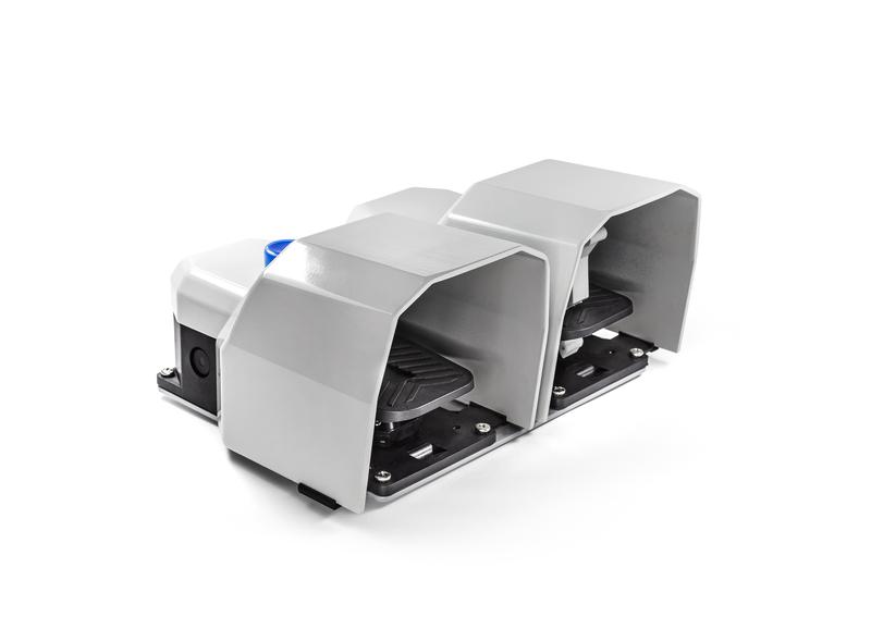 педаль двойная (1но+1нз) + ((1но+1нз)+2нз) 2 скорости с фиксацией с защитным кожухом (алюм.) желт. цвета с рукояткой со стойкой (250в ac 4а) ip65 emas pdka22bg33o от BTSprom.by