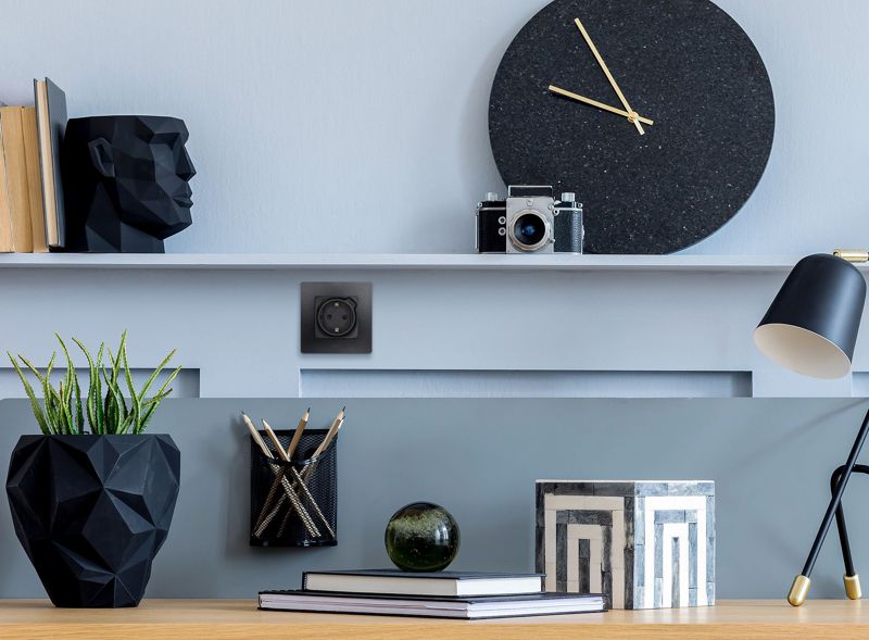  Розетка USB C Etika 16А 250В 1500мА 7.5Вт с заземл. защ. шторки безвинт. зажимы антрацит IEK 672688 фото в каталоге от BTSprom.by