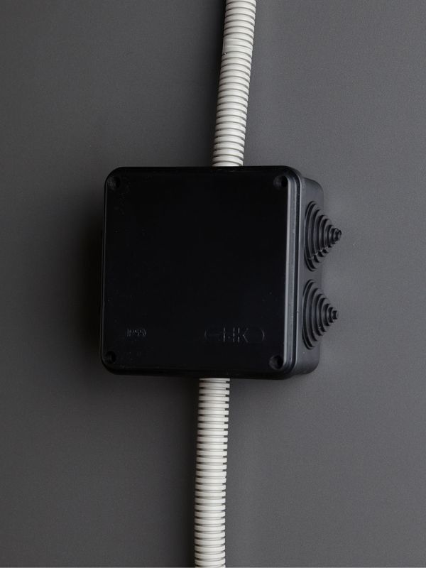  Коробка распаячная КМ41234 100х100х50мм IP55 6 вводов черн. IEK UKO11-100-100-050-K02-55 фото в каталоге от BTSprom.by