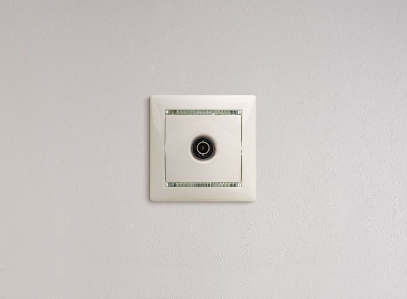  Розетка телевизионная TV СП Valena 1.5дБ 2400МГц с топологией "звезда" механизм бел. IEK 774429 фото в каталоге от BTSprom.by