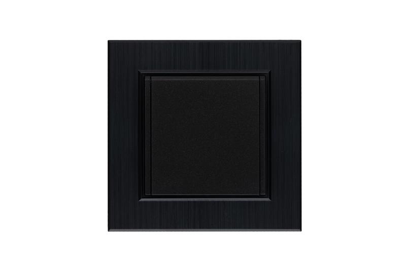  Розетка 1-м с крышкой Karea LINE STAR с заземл. чер. Makel 86054029 фото в каталоге от BTSprom.by