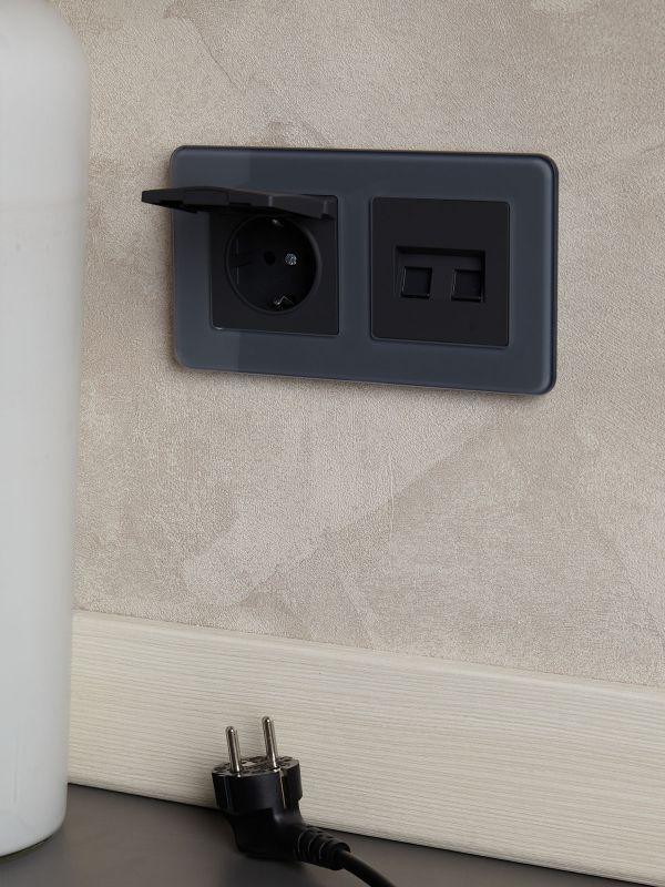  Розетка BRITE РСбш10-3-БрГ 16А IP20 с заземл. защ. шторки с крышкой механизм графит IEK BR-R16-16-K53 фото в каталоге от BTSprom.by