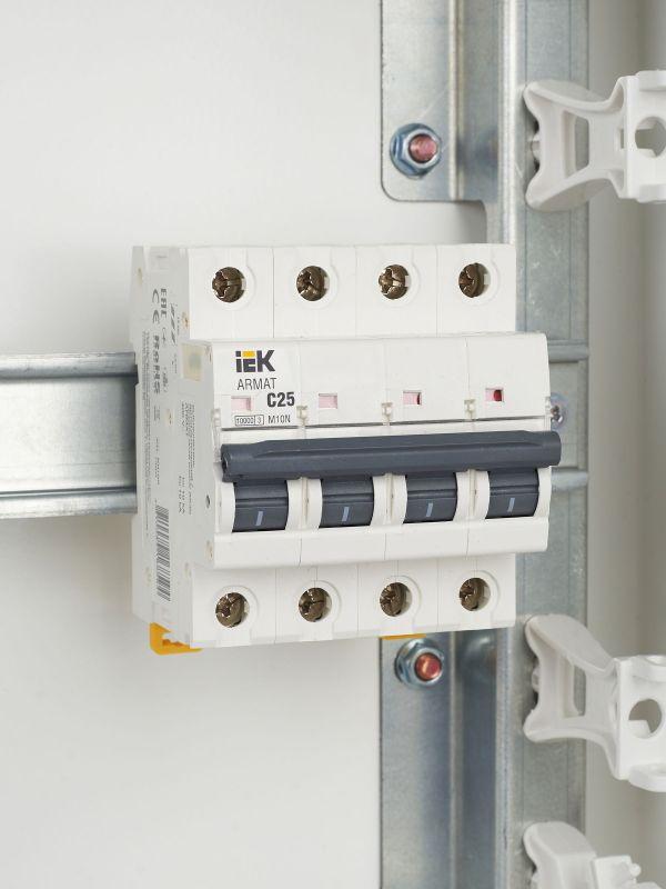  Выключатель автоматический модульный 4п C 25А M10N ARMAT IEK AR-M10N-4-C025 фото в каталоге от BTSprom.by