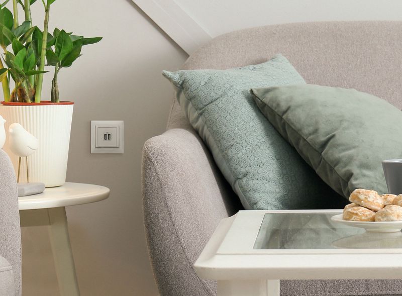  Розетка USB 2-м СП Valena сл. кость IEK 774170 фото в каталоге от BTSprom.by