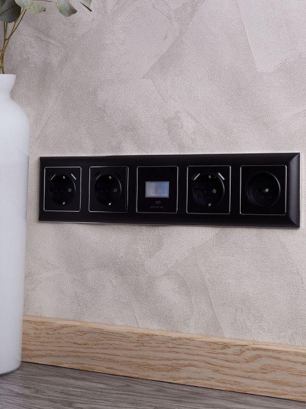  Рамка 5-м BRITE РУ-5-Бр хром/черн. IEK BR-M52-12-2-K23 фото в каталоге от BTSprom.by