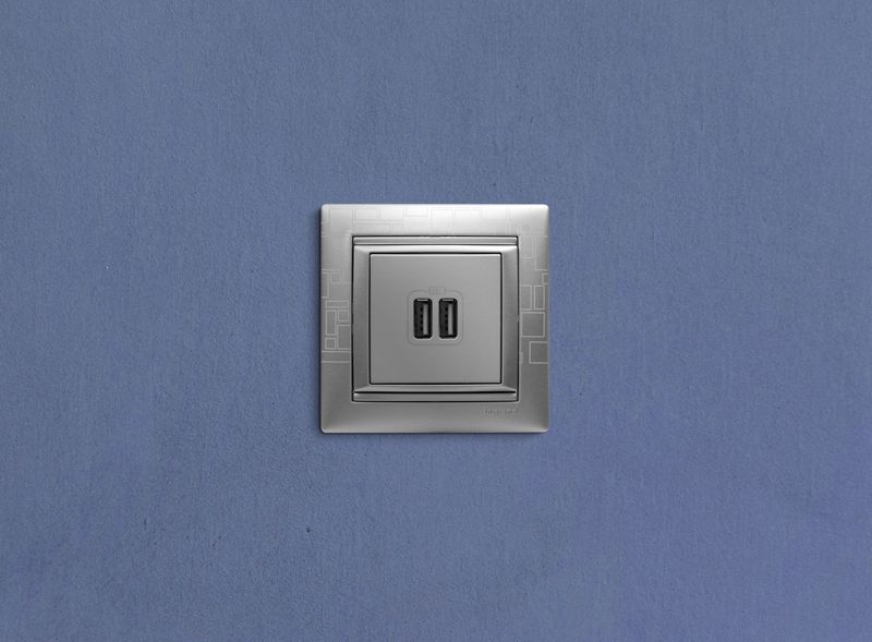  Розетка USB 2-м СП Valena алюм. IEK 770270 фото в каталоге от BTSprom.by