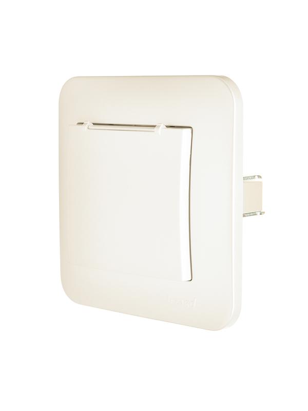  Розетка 1-м СП ASTI 16А IP20 с заземл. с крышкой термопласт в сборе жемчуж./бел. перламутр. LEZARD 7081-3030-123В фото в каталоге от BTSprom.by