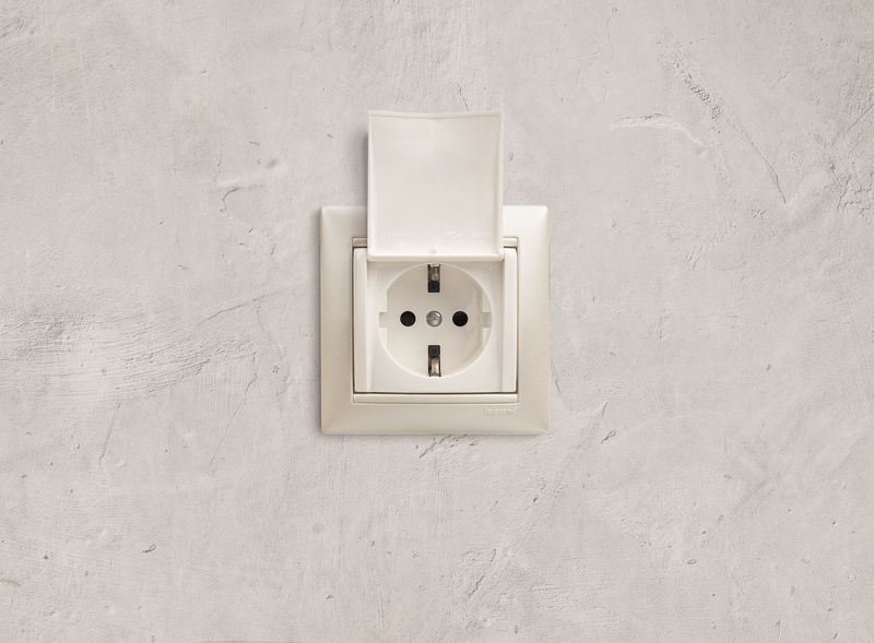  Розетка 1-м СП Valena 16А IP21 2P+E с заземл. защ. шторки с крышкой винты механизм бел. IEK 774422 фото в каталоге от BTSprom.by