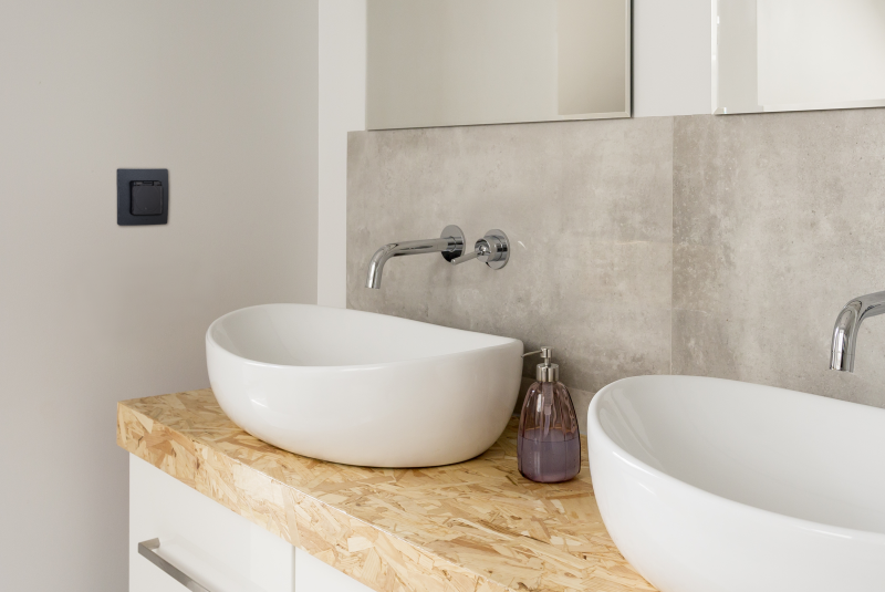  Розетка 1-м СП Etika 16А IP44 250В с заземл. со шторками с защ. крышкой безвинтов. зажимы антрацит IEK 672626 фото в каталоге от BTSprom.by