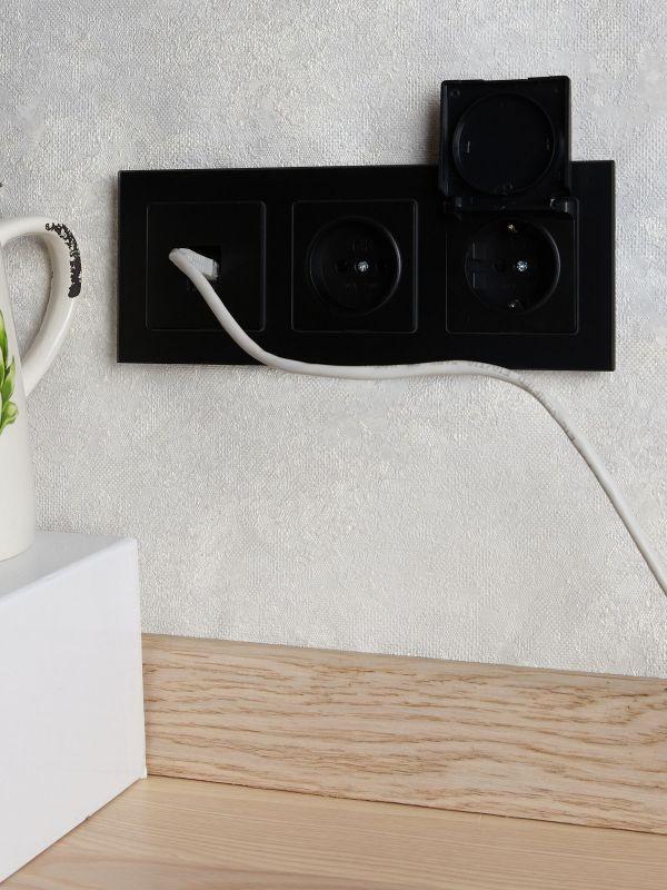  Рамка 3-м BRITE РУ-3-2-Бр стекло черн. матов. IEK BR-M32-G-31-K02 фото в каталоге от BTSprom.by