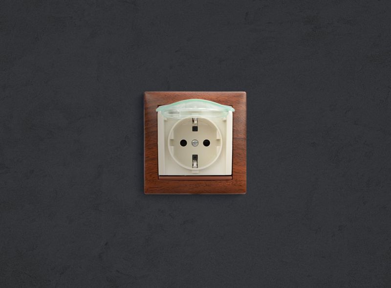  Розетка 1-м СП Valena 16А IP44 2P+E защ. шторки с крышкой немецк. стандарт механизм сл. кость IEK 774120 фото в каталоге от BTSprom.by