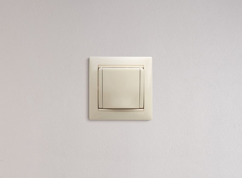  Розетка 1-м СП Valena 16А IP21 2P+E с заземл. защ. шторки с крышкой винты механизм сл. кость IEK 774322 фото в каталоге от BTSprom.by