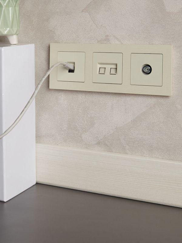  Розетка телевизионная проходная TV СП Brite РТВ10-0-БрКр механизм беж. IEK BR-A10-P-K10 фото в каталоге от BTSprom.by