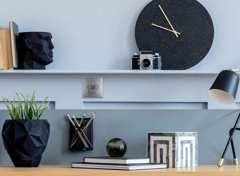  Розетка USB 2-м СП 2мод. Etika 240В/5В 2400мА механизм алюм. IEK 672494 фото в каталоге от BTSprom.by